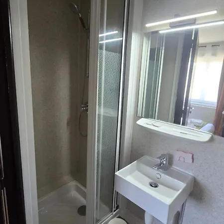 Pensión Résidence Les Poiriers - Petite Confort Avec Salle De Bain Privative 3*